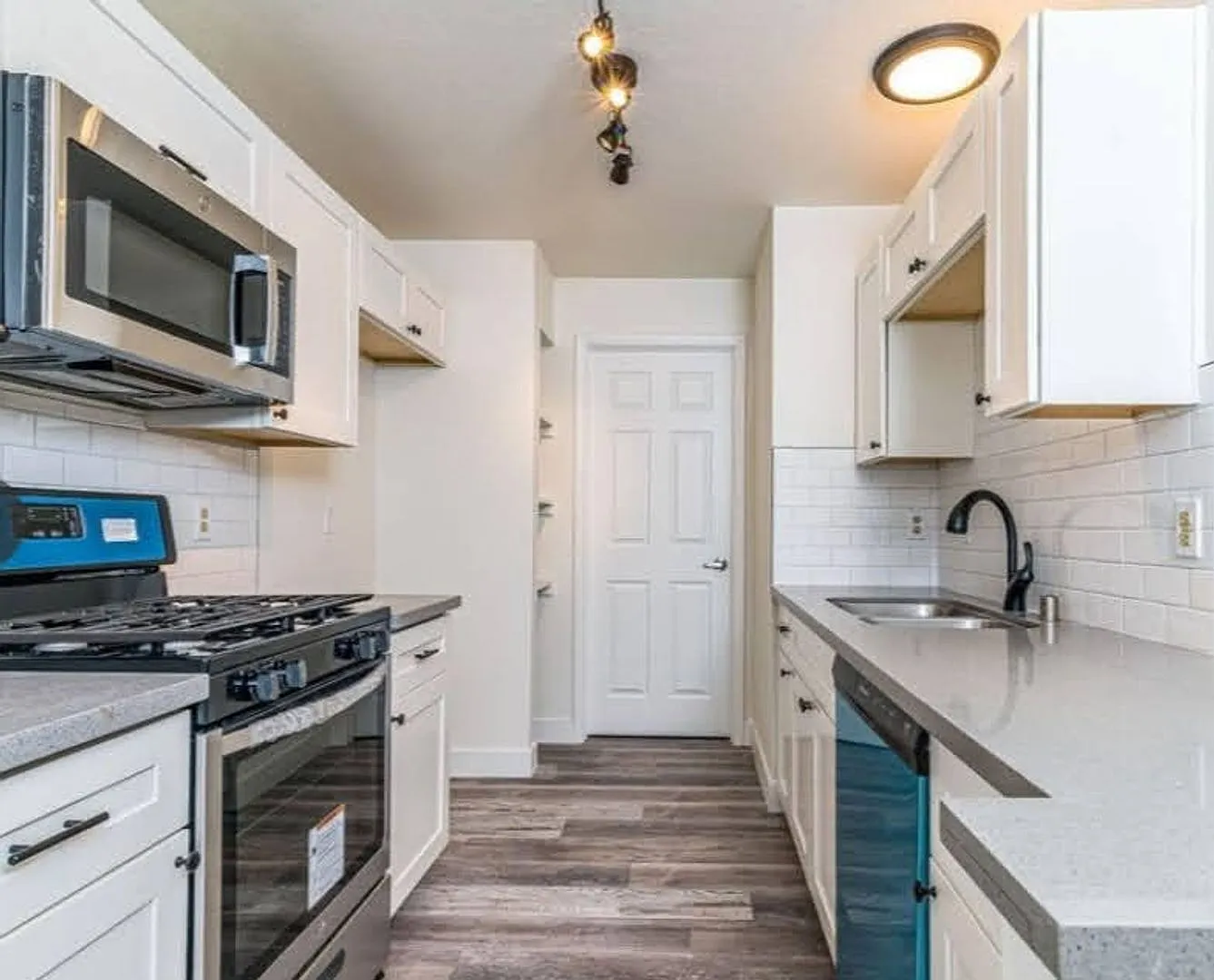 Guard Gated / Canyon Gate Highly Upgraded 2/2 2nd Floor Unit. — Photo 4