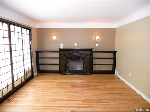 2nd image of 15768 Belmont Ave