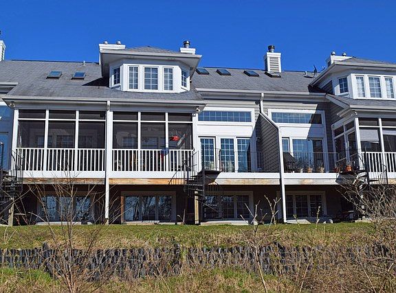 3rd image of 984 N Glenview Ct
