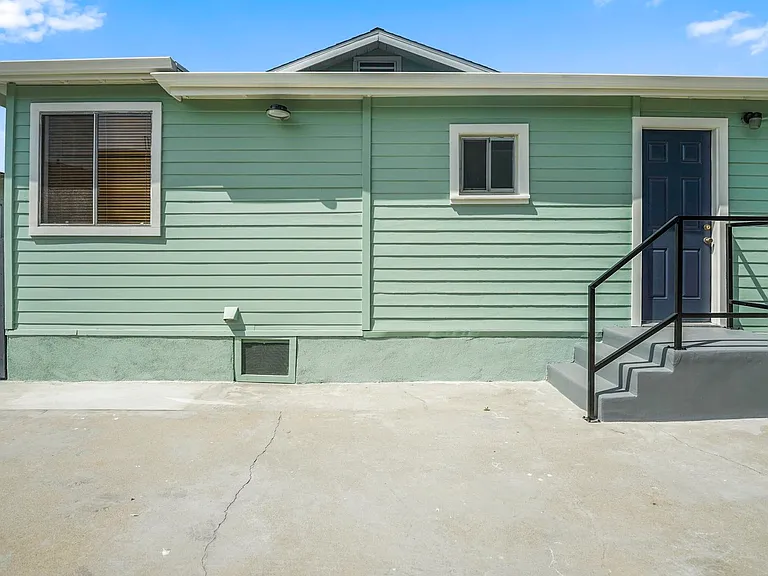 544 Salem St #FRONT HOUSE — Photo 19