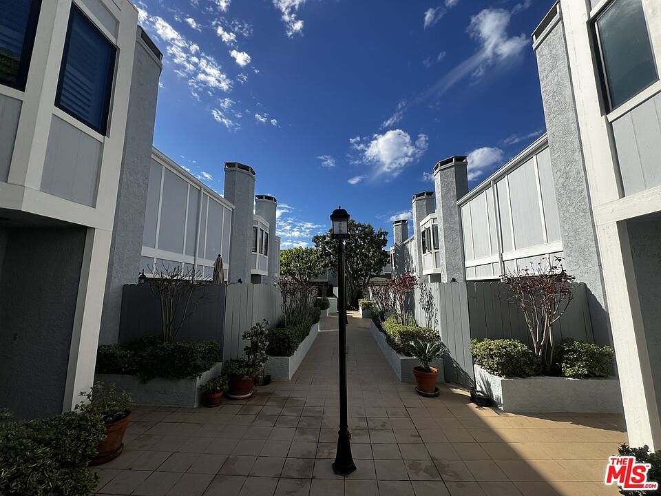 1st image of 1044 20th St #11
