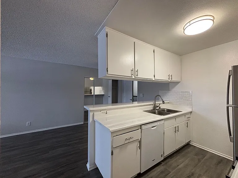 951 S. Oxford Ave. — Photo 31