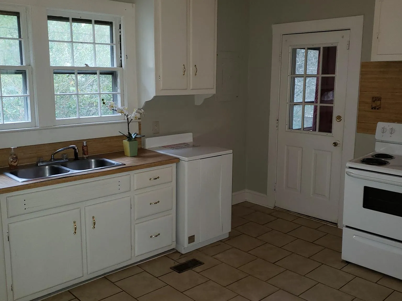 559 Patterson Street — Photo 2