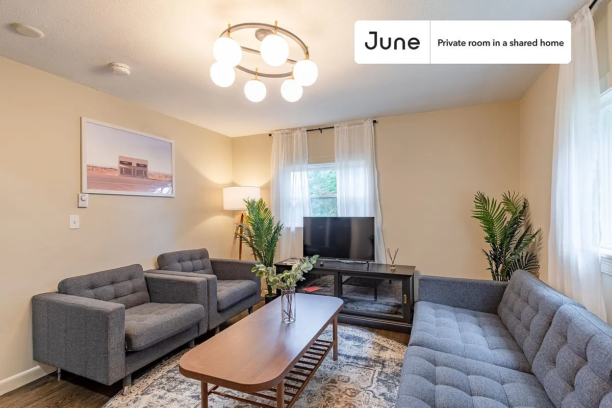 Queen bedroom in 6 bed/4 bath home in Brighton #207 D — Photo 4