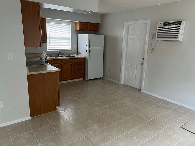 1641 Linwood Ave — Photo 5
