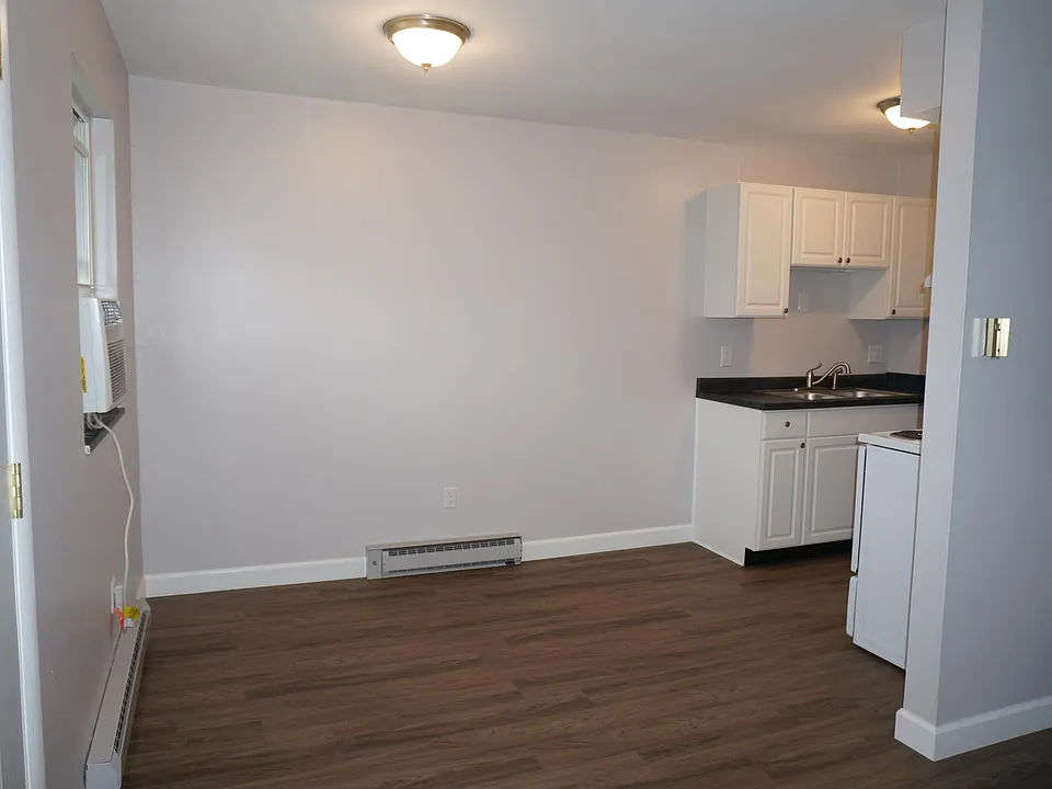 eat-in kitchen