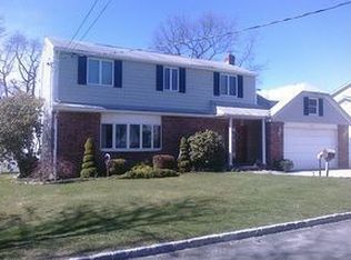 633 N Broome Ave, Lindenhurst, NY 11757