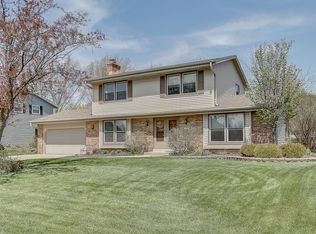 15260 W Harcove Dr, New Berlin, WI 53151