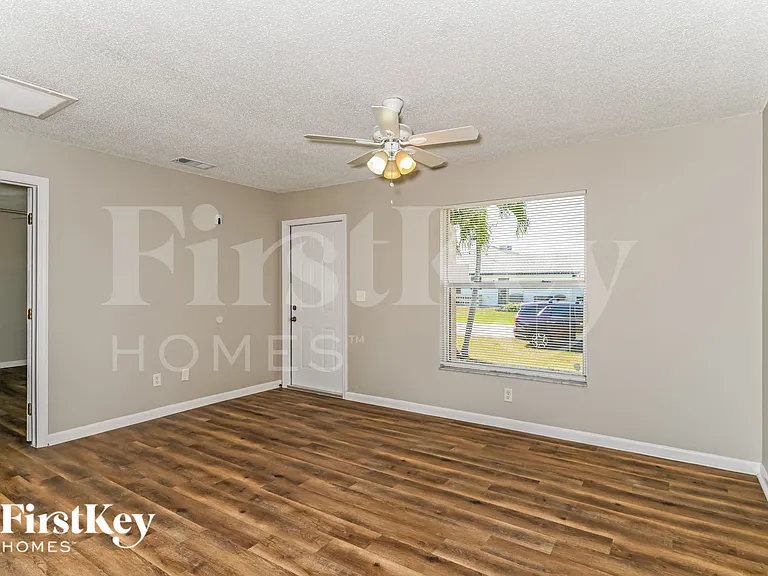 325 NE 23rd Ave — Photo 2