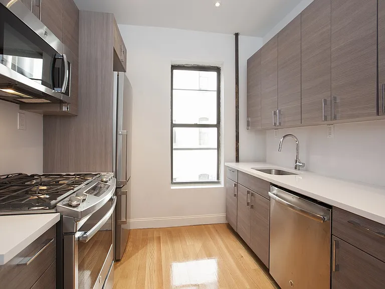 234 E 4th St #14 — Photo 2