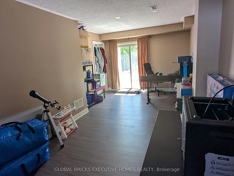 1218 Lamont Cres — Photo 34