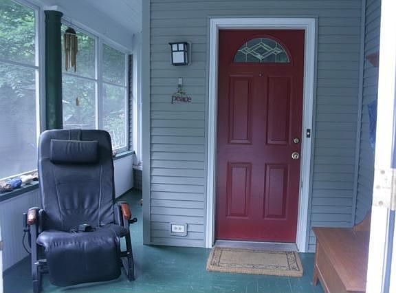 5th image of 837 N Elm St
