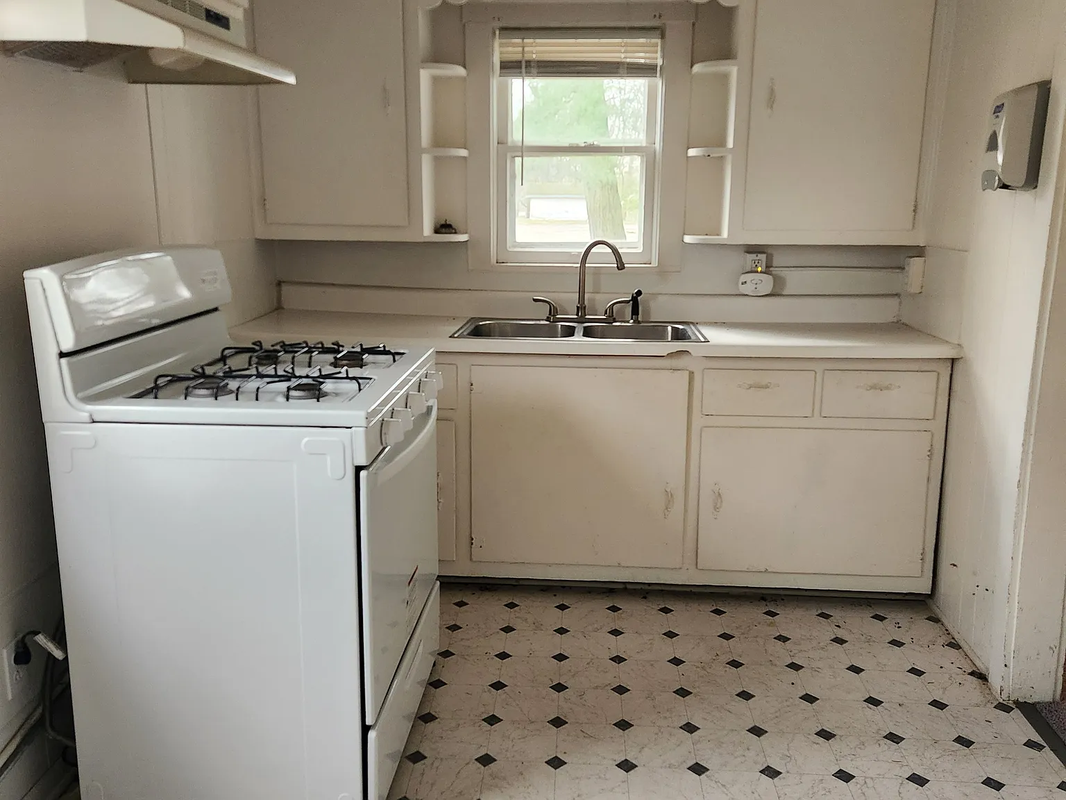 2422 White Street - 1 — Photo 3