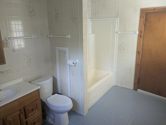 Bathroom with laudry hookups