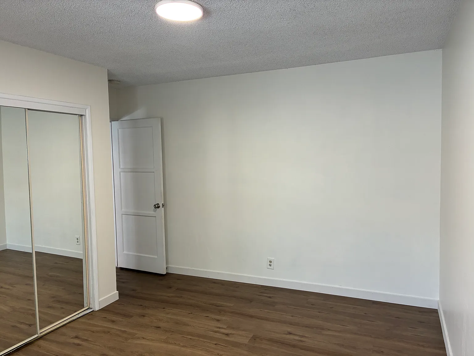3 bed, 961 sqft, $4,300 — Photo 2
