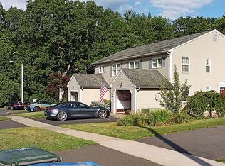 27 Leo J Ln, Manchester, CT 06042