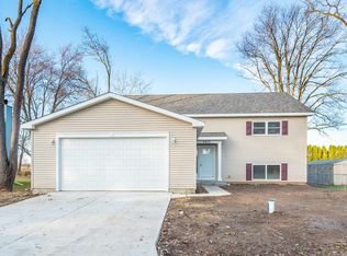 6922 Hiawatha Dr, Wonder Lake, IL 60097
