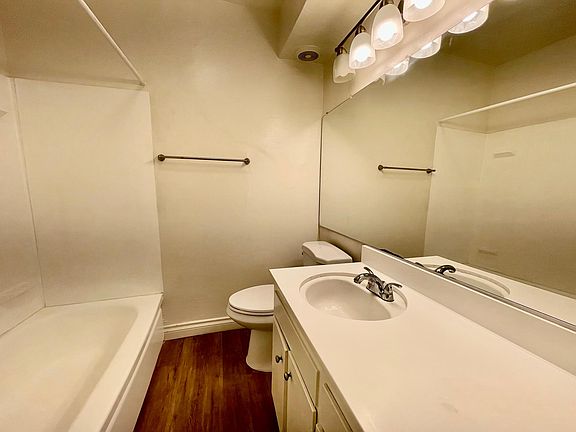 5th image of 523 S Mariposa Ave #16