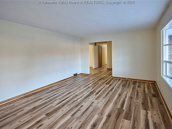 5th image of 4915 Chesterfield Ave
