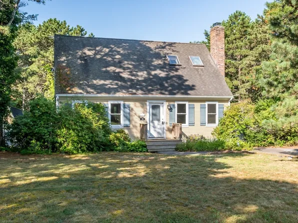 35 Claulise Ln, Mashpee, MA 02649