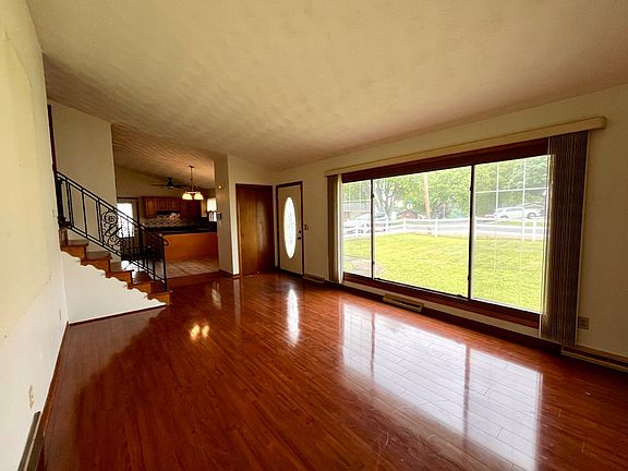 2nd image of 950 Cliffside Dr