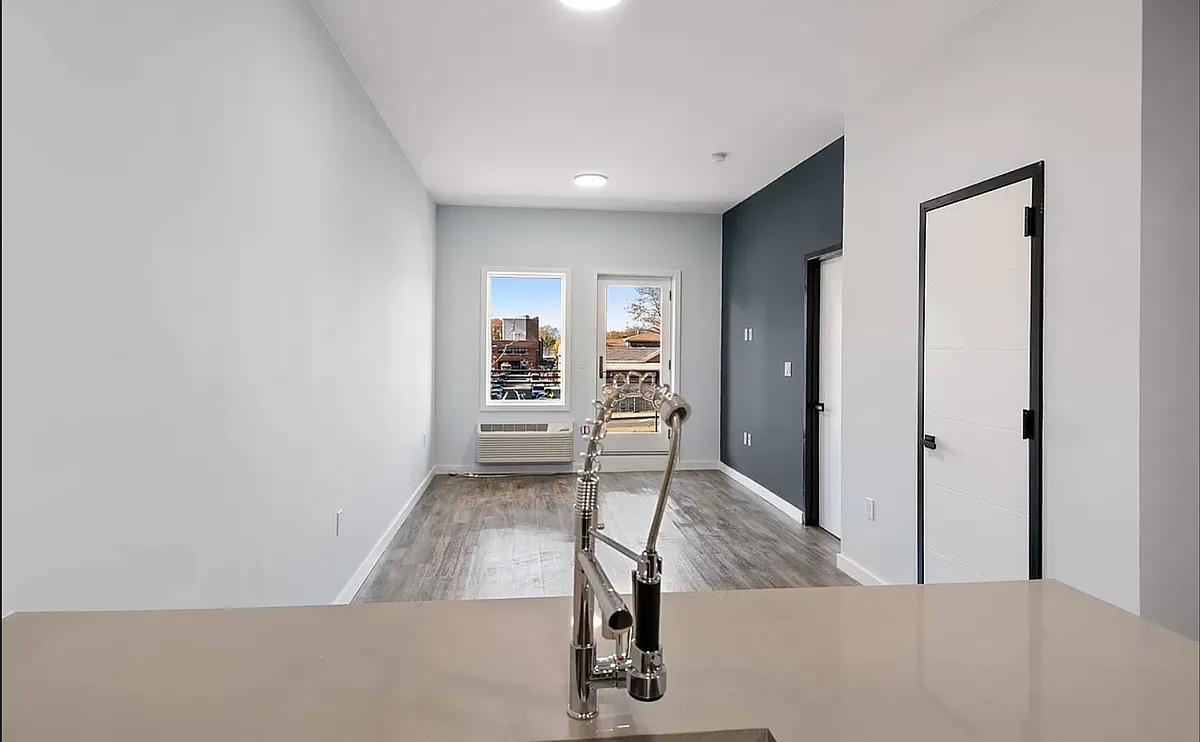 Building Photo - 2733 E 12th St #6C