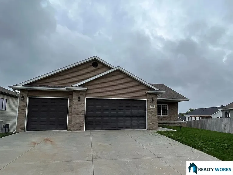8020 Renatta Dr — Photo 2