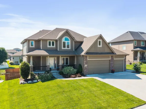 6829 Park Crest Dr, Papillion, NE 68046