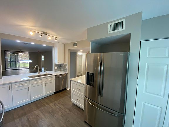 5th image of 15461 Pembridge Drive #305