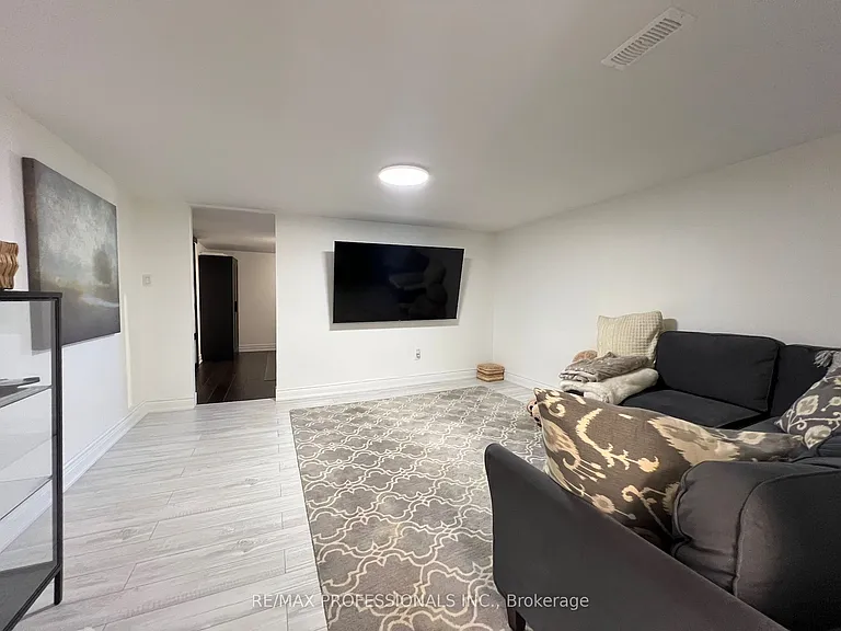 2504 Donnavale Dr — Photo 30