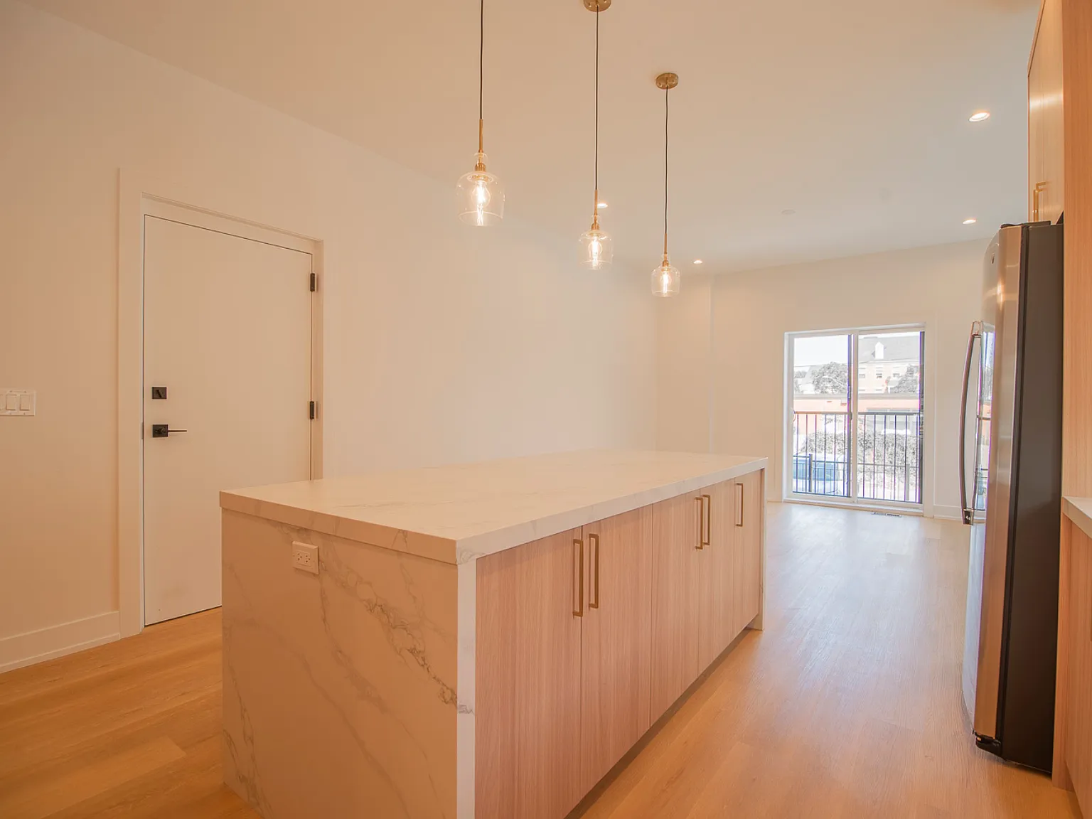4 bed, 2.5 bath, 2200 sqft, $4,095 — Photo 4