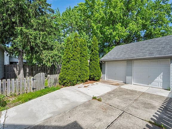 4th image of 25671 Farringdon Ave
