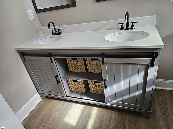 4th image of 20 Ridgeway Dr