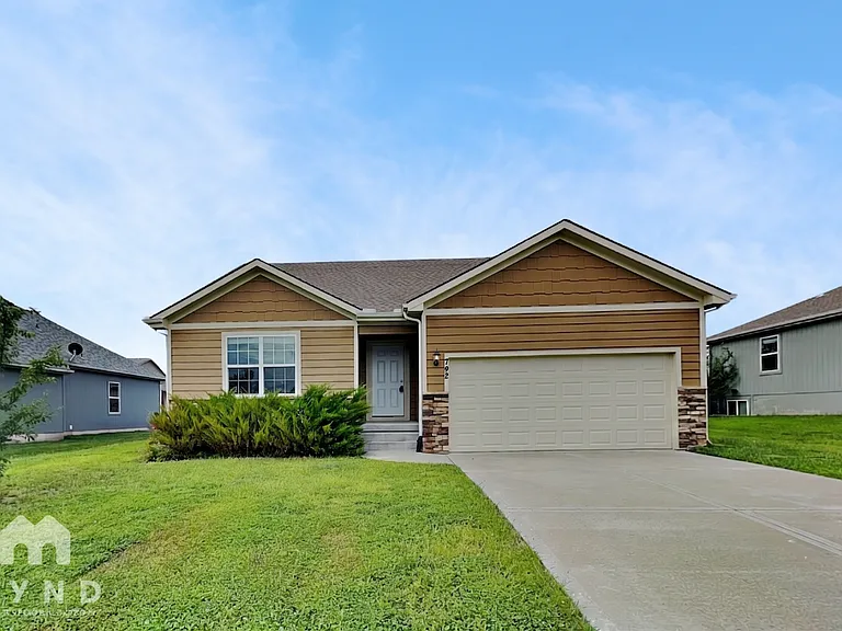 742 S Cypress St — Photo 1