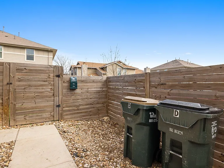 2215 Katy Ln #D — Photo 25