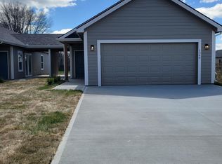 1340 E 1st St, Tonganoxie, KS 66086