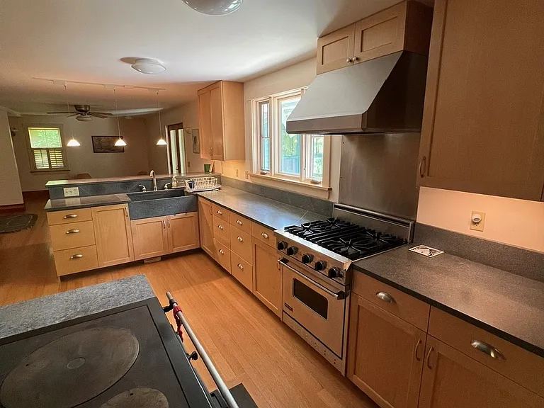 180 Foss Hill Rd — Photo 14