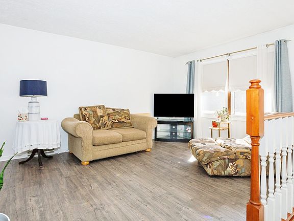 3rd image of 1316 Hanson Dr
