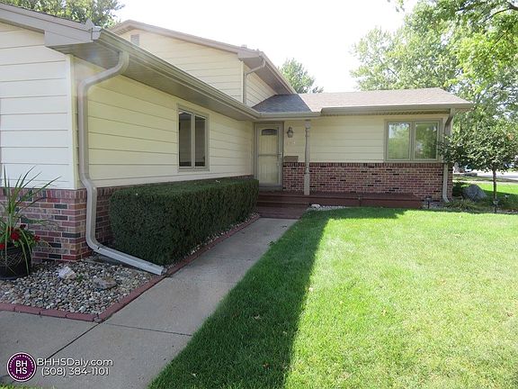 3rd image of 323 E 22nd St