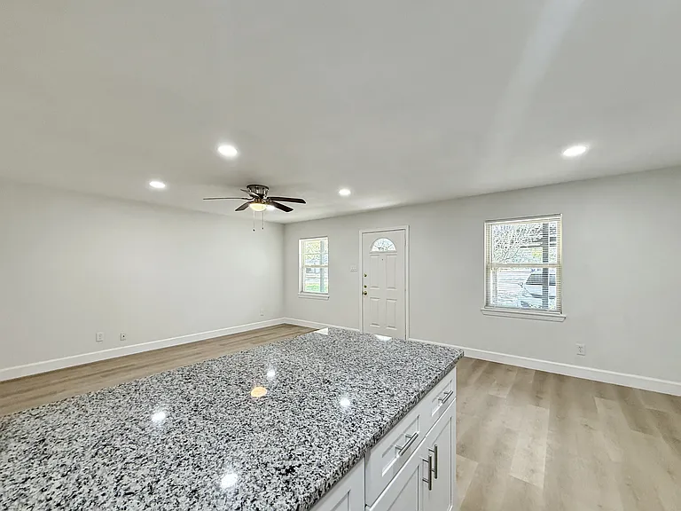 1016 E Walker St — Photo 9