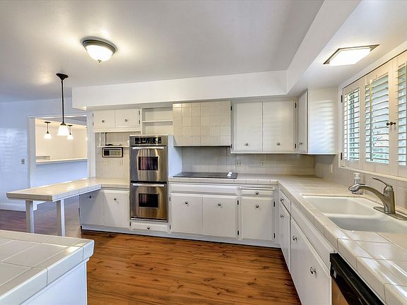 2nd image of 292 Marchmont Dr