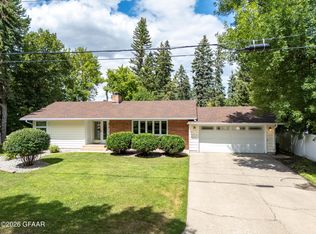 320 17th Ave S, Grand Forks, ND 58201