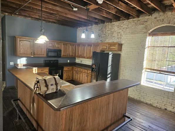 1303 W College St, Springfield, MO 65806