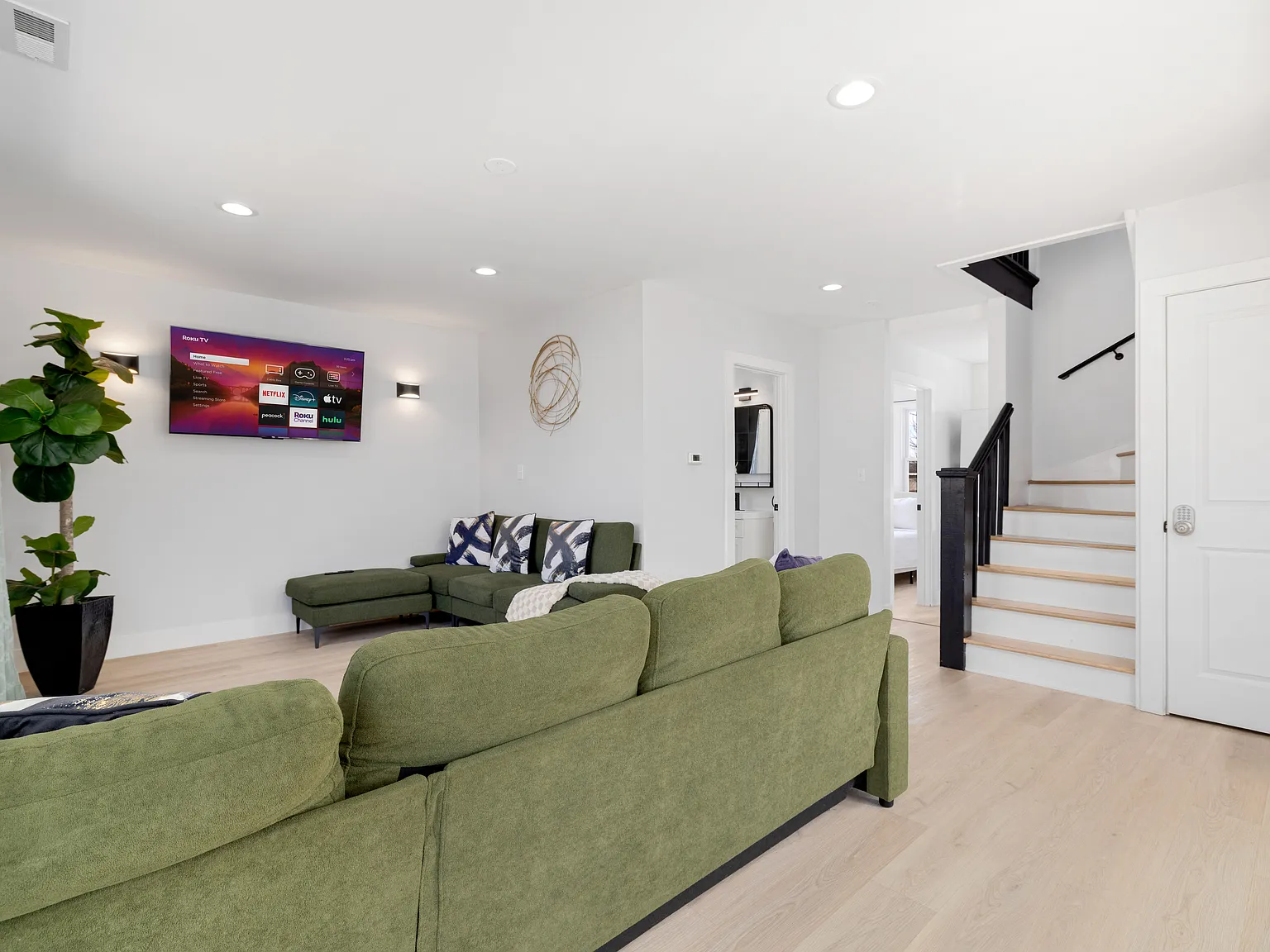 4 bed, 1260 sqft, $8,900 — Photo 2