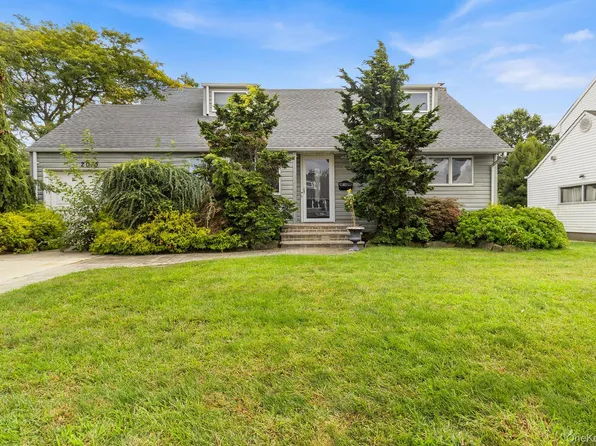 2075 Alan Drive, Seaford, NY 11783