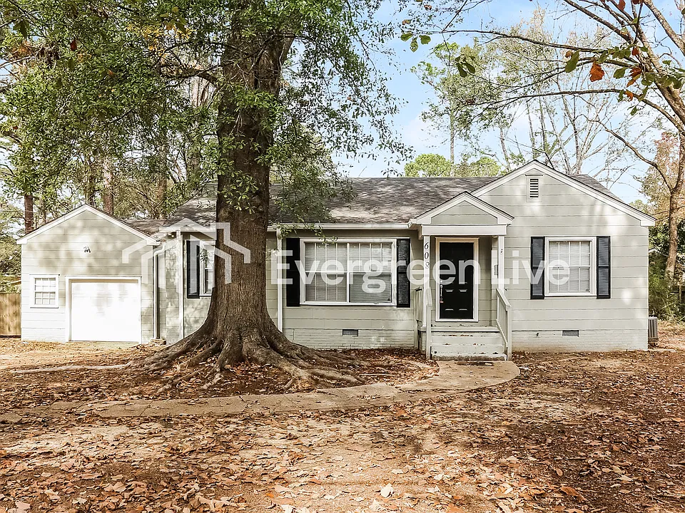 608 Colonial Cir