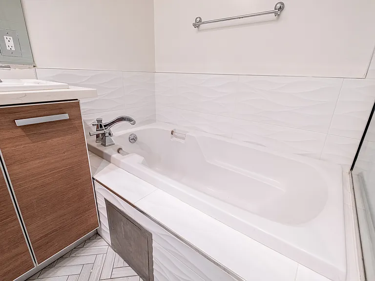 147 S Doheny Dr #303 — Photo 29