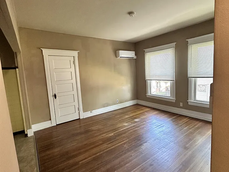 505 1/2 E Locust St #B — Photo 10