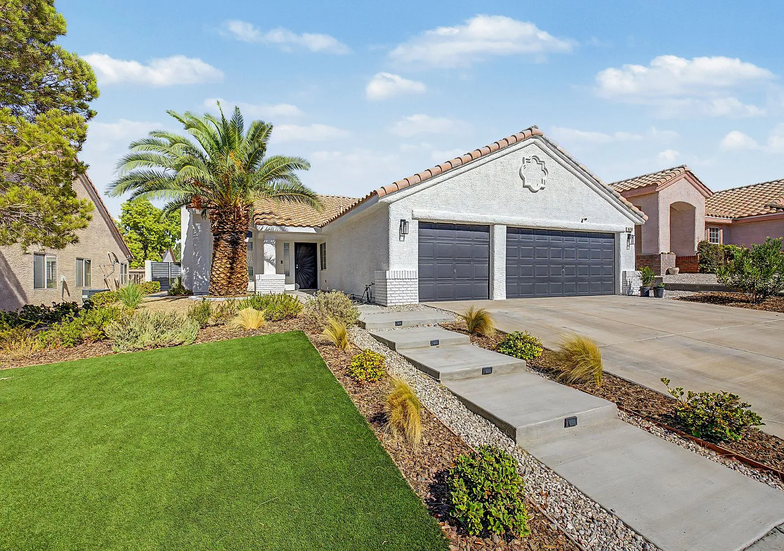 Gorgeous remodeled single story home in Henderson with 3 car garage! — Photo 1