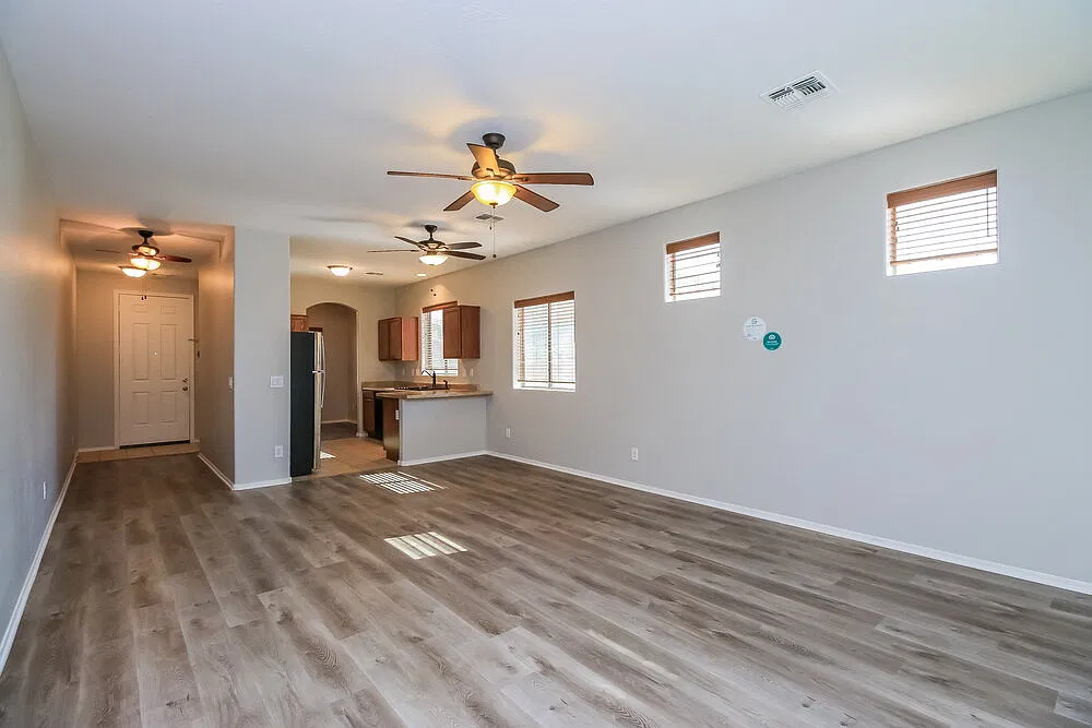 900 W Broadway Ave — Photo 4